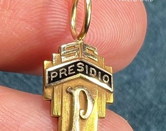 Colgante con cruz escolar PRESIDIO bañado en oro de 10 quilates (1/10). ¡Pequeñito!