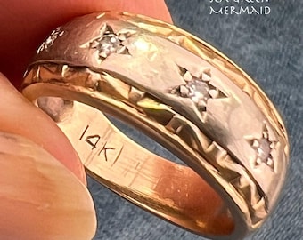 Anillo de oro blanco y amarillo de 14 k con estrellas de diamantes y engaste gitano. Banda ancha, talla 5