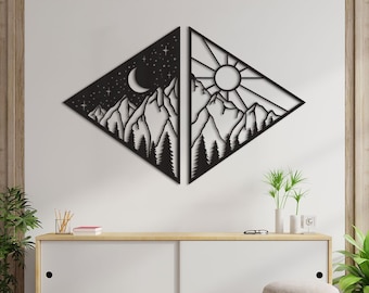 Puede incluir: Dos piezas de decoración de pared de forma triangular negra con una escena de montaña. Un lado presenta una luna creciente y estrellas, el otro lado presenta un sol con rayos. Ambos lados tienen un bosque de árboles en la parte inferior.