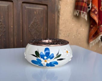 Posacenere tradizionale turco in ceramica, con motivo floreale blu.