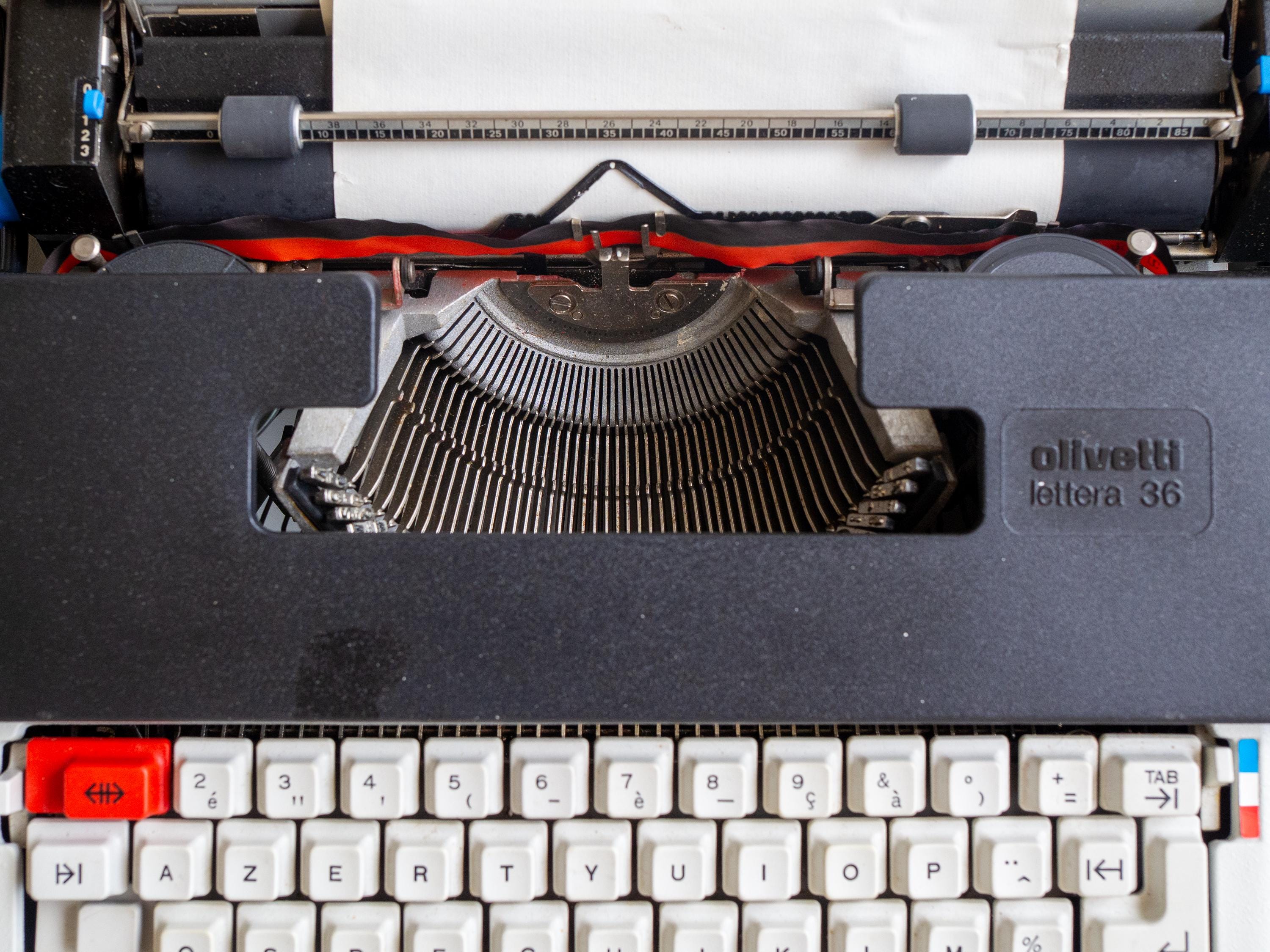 Olivetti Lettera 36 Electric Typewriter: Retro Italian Design