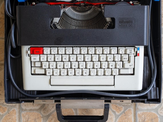 Olivetti Lettera 36 タイプライター　アンティーク　レトロ Olivetti Lettera 36 Electric Typewriter: Retro Italian Design
