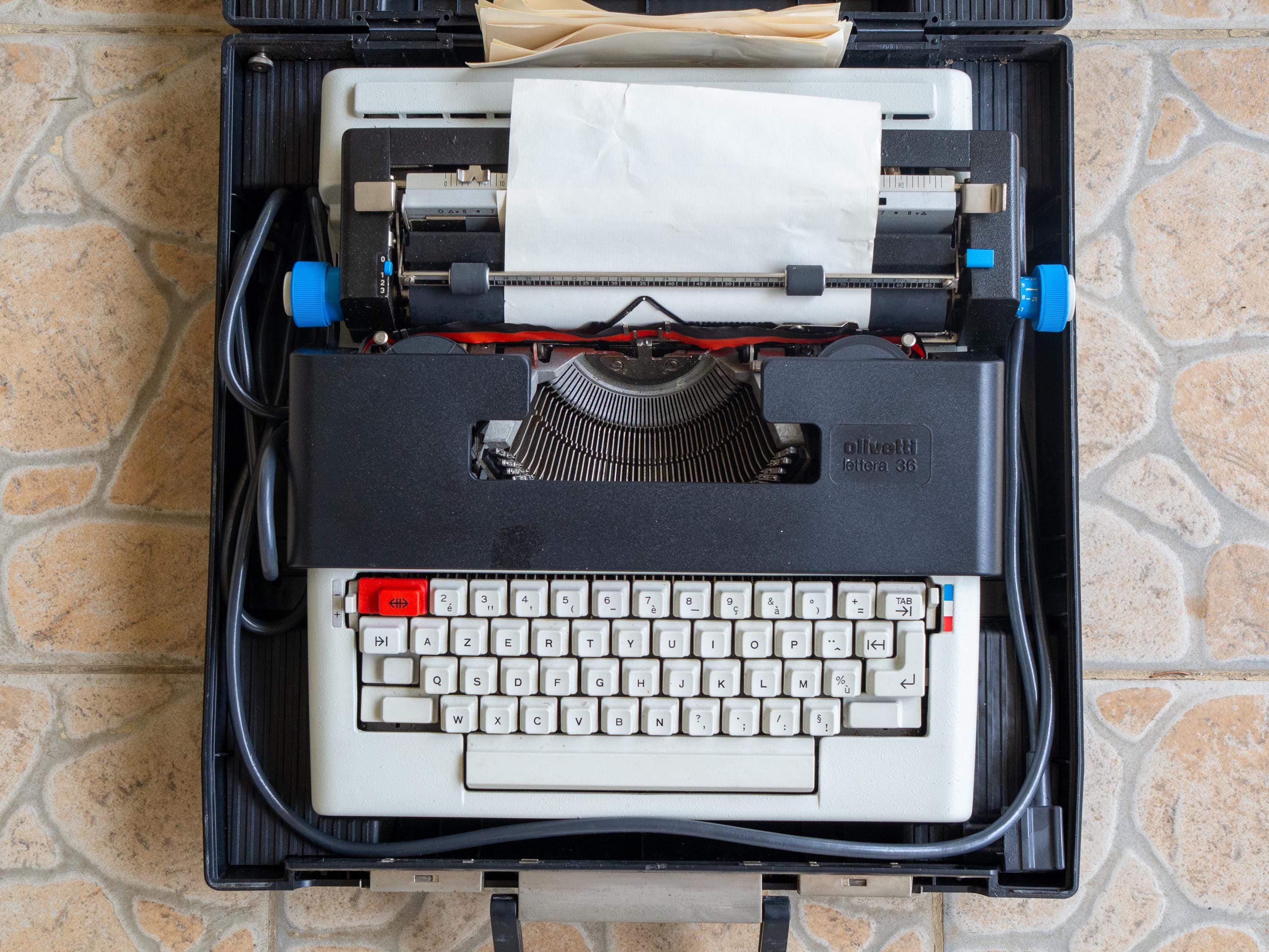 Olivetti Lettera 36 タイプライター　アンティーク　レトロ Olivetti Lettera 36 Electric Typewriter: Retro Italian Design
