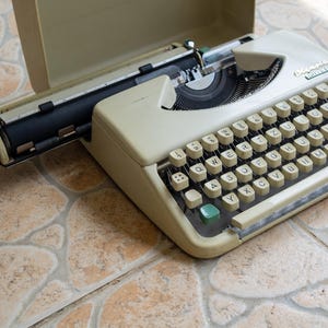 Olympia Splendid 33 | Requires Servicing | Vintage Typewriter | Mechanical Typewriter | Olympia-Werke | Mid-Century Typewriter