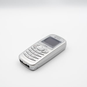 Nuovo di zecca Sagem My-X2: telefono da collezione Y2K (scatola piena, SIM bloccata, uscita nel 2004)