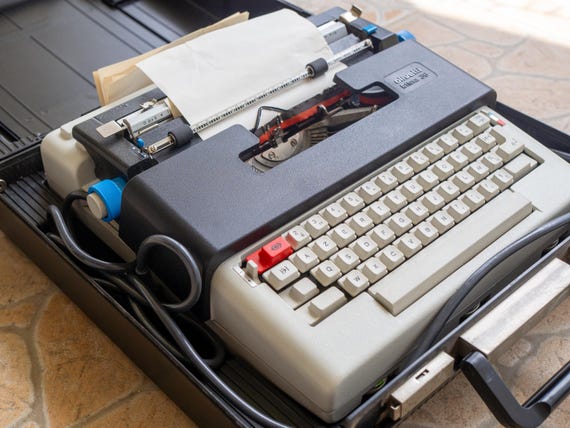 Olivetti Lettera 36 Electric Typewriter: Retro Italian Design