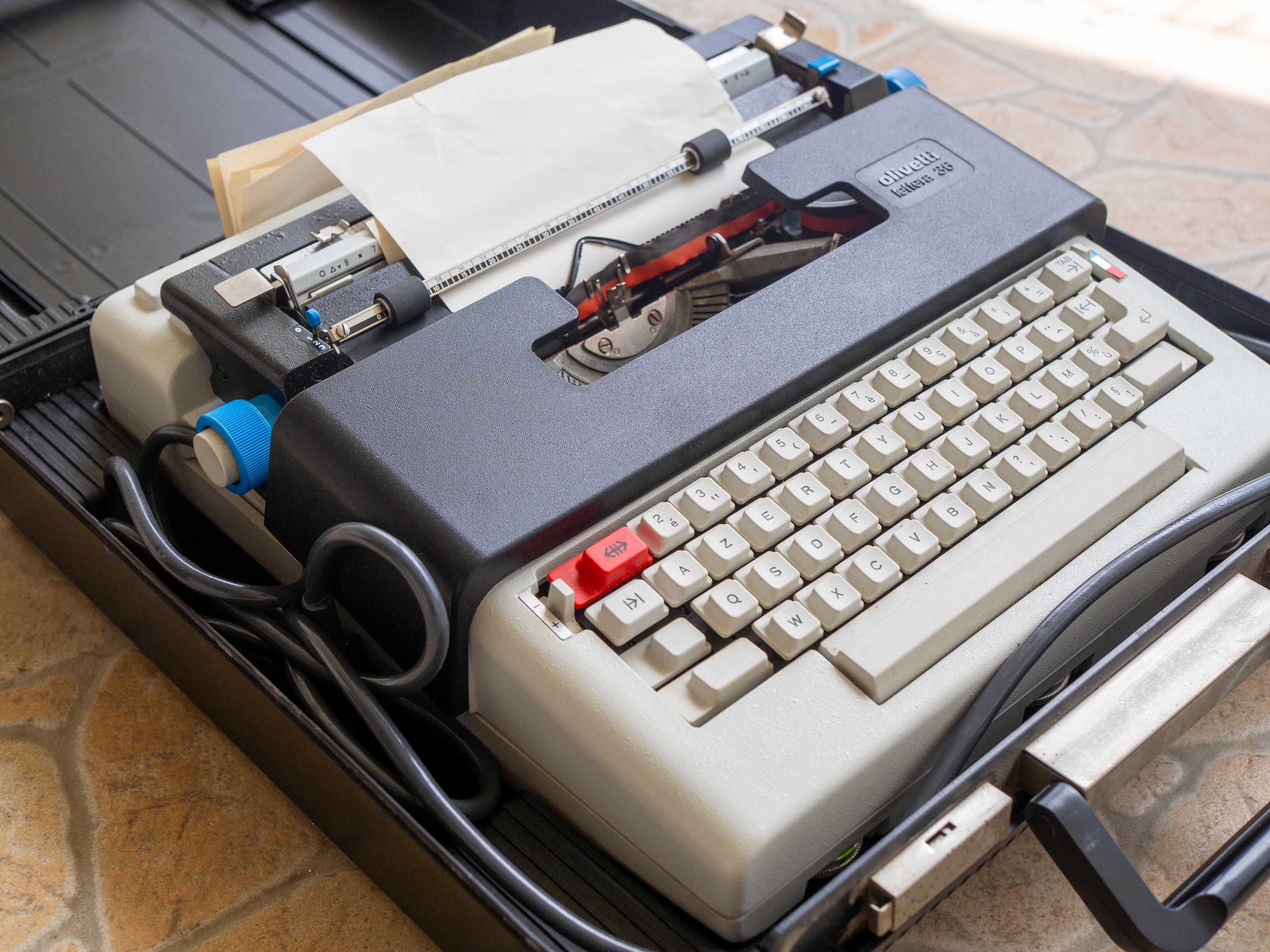 Olivetti Lettera 36 タイプライター　アンティーク　レトロ Olivetti Lettera 36 Electric Typewriter: Retro Italian Design