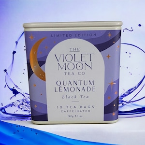 Pu&ograve; includere: Una scatola di t&egrave; nero Quantum Lemonade di The Violet Moon Tea Co. La scatola &egrave; di colore viola e oro e presenta una luna crescente e stelle. Contiene 10 bustine di t&egrave;  caffeinate e pesa 92 grammi.