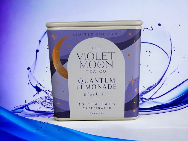 Pu&ograve; includere: Una scatola di t&egrave; nero Quantum Lemonade di The Violet Moon Tea Co. La scatola &egrave; di colore viola e oro e presenta una luna crescente e stelle. Contiene 10 bustine di t&egrave;  caffeinate e pesa 92 grammi.