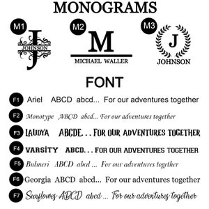 K&ouml;nnte beinhalten: Eine Grafik, die verschiedene Monogrammstile und Schriftarten f&uuml;r ein personalisiertes Geschenk zeigt. Die Monogrammstile umfassen eine traditionelle Schreibschrift, eine fette Blockschrift und ein Kranzdesign. Die Schriftarten umfassen Arial, Monotype, Laudya, Varsity, Bulmeri, Georgia und Sunflowes. Der Text "F&uuml;r unsere Abenteuer zusammen" ist in der Beschreibung jeder Schriftart enthalten.