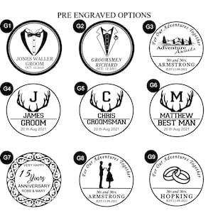 K&ouml;nnte beinhalten: Ein Satz von zehn schwarzen und wei&szlig;en kreisf&ouml;rmigen Designs zum Gravieren. Jedes Design zeigt eine andere Grafik und einen anderen Text, darunter einen Smoking, einen Hirschkopf, eine Bergkette, einen Ehering und ein Paar, das sich an den H&auml;nden h&auml;lt. Der Text enth&auml;lt Namen, Daten und Titel wie "Groom", "Best Man" und "Anniversary".