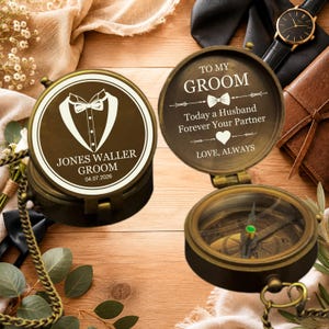Peut inclure: Une boussole ronde en laiton avec un couvercle à charnière. Le couvercle présente un motif de smoking, le nom JONES WALLER GROOM et la date 04.07.2026. L'intérieur du couvercle indique TO MY GROOM, Today a Husband Forever Your Partner, LOVE, ALWAYS.