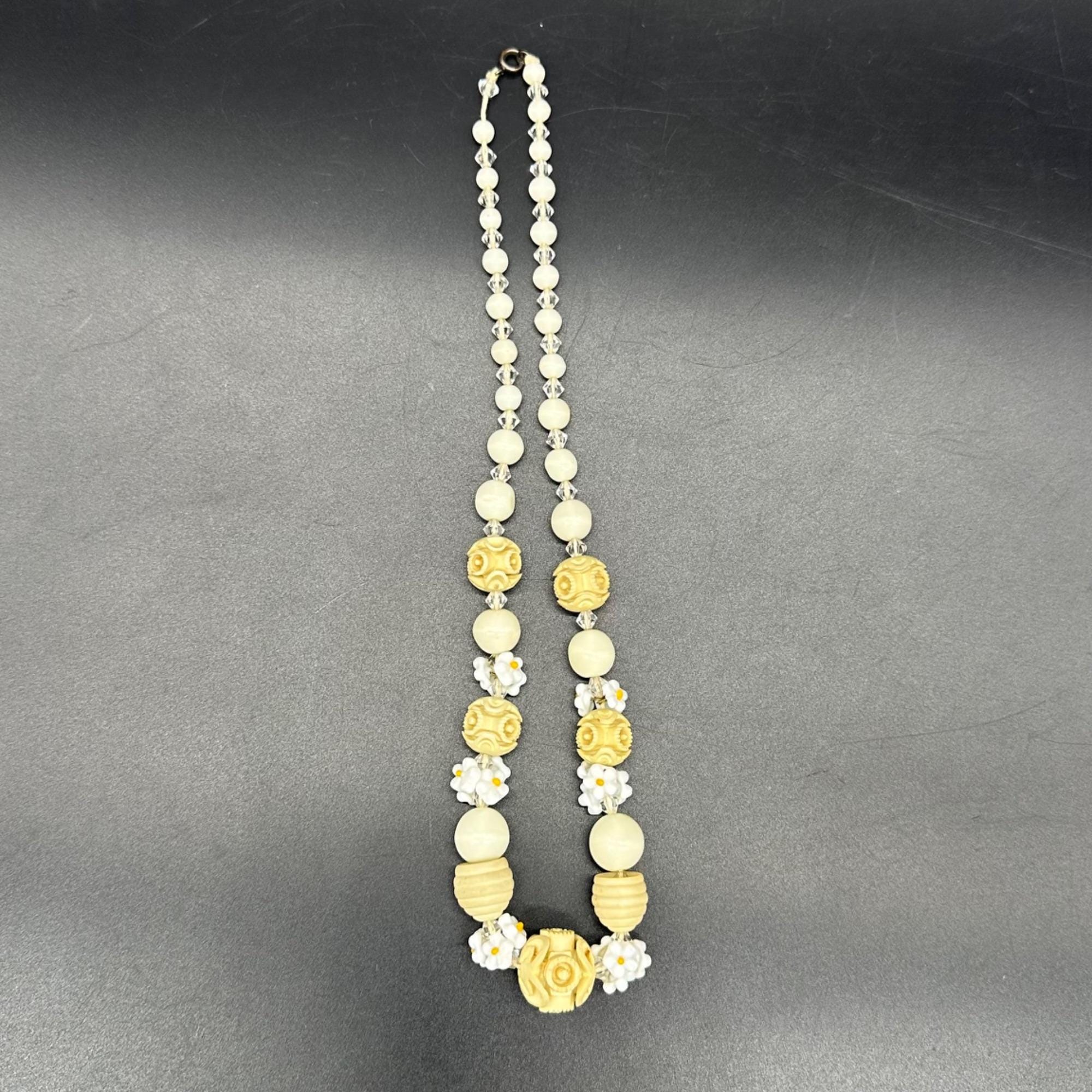 ◆VINTAGE HOLLYWOOD◆ Nature Daisy Beads Necklace VH2479NE00 Vintage Beaded Necklace Carved Daisy Flowers Retro Estate