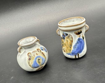 Miniature pots en poterie vases coq grenouille bleu gris Redware Mini maison de poupée faite main