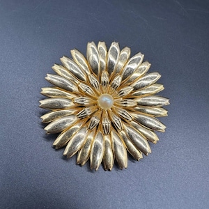 Broche vintage dorado con forma de flor, centro de perla sintética, redondo y glamuroso.