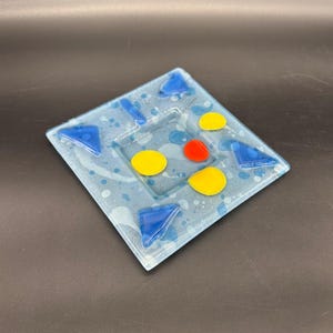 手作りのフューズドガラストレイ カラフルな抽象的な幾何学的な皿 青 赤 黄色