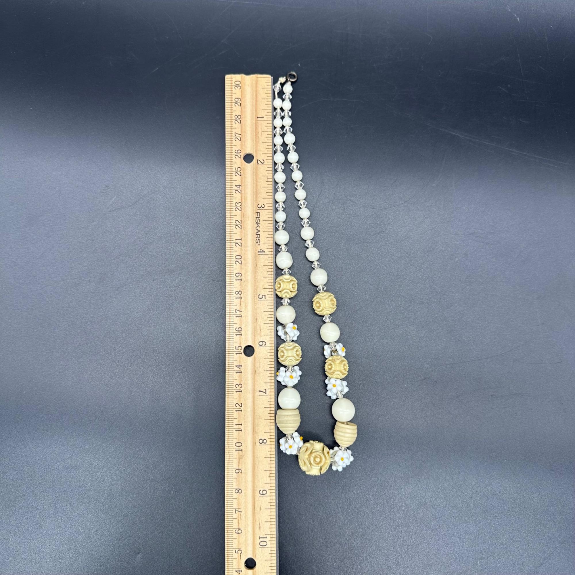 ◆VINTAGE HOLLYWOOD◆ Nature Daisy Beads Necklace VH2479NE00 Vintage Beaded Necklace Carved Daisy Flowers Retro Estate
