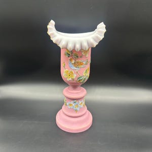 Antieke Victoriaanse vaas roze omhuld satijn gegolfd marmotinto Frit blauwe vogel vlinder bloemen vintage trofee