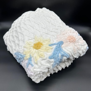 Manta de tela de chenilla vintage con bordado floral, manualidades y reutilización. LEER