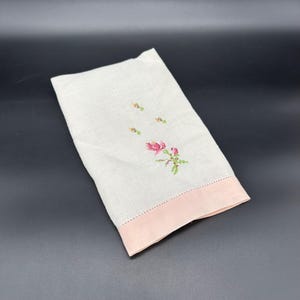 Toalla de mano de lino vintage con flores bordadas en rosa, algodón floral, estilo retro cottage