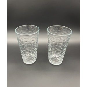 Puede incluir: Dos vasos de beber de vidrio transparente con un patrón texturizado con forma de burbujas.