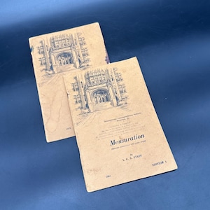 Puede incluir: Dos folletos antiguos con una cubierta beige e ilustración arquitectónica azul. El texto "Mensuration" es visible en la portada, junto con el texto "International Correspondence Schools". Los folletos son de 1981 y 1975.