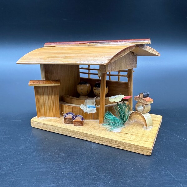 vintage Miniature Kokeshi Dolls Diorama Bamboo Bathhouse Hot Tub Scène Japon