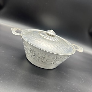 Vintage hamrad aluminium täckt fat blommor mitten av århundradet pannlock blommig