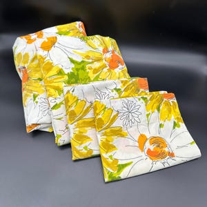 Vintage 1960s Flower Power Daisy Sheet Set Full Sized Flat Fitted 2 Pillowcases Bonnie USA Bedding