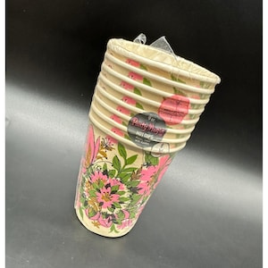 Könnte beinhalten: Ein Stapel von acht 266 ml Party Magic Heißbechern mit floralen Designs in Rosa, Grün und Creme. Die Becher sind in klarem Kunststoff verpackt und tragen den Text "Party Magic" und "Hot Cups".
