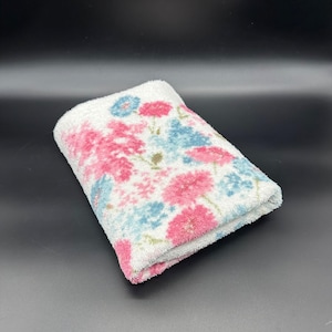 Vintage Bath Towel Fieldcrest USA 1970s Floral White Pink Blue Flowers Retro