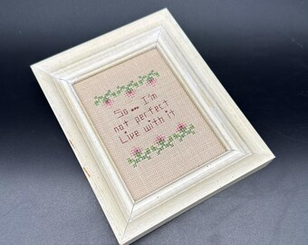 Imagen de punto de cruz vintage no perfecta, por lo que marco de madera flores rosas Cottagecore