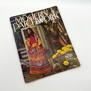 Peut inclure: Un livre à couverture souple vintage intitulé Modern Patchwork présentant une photographie de couverture d'une personne portant une jupe et un haut en patchwork coloré, près de fleurs jaunes et d'une porte. Le texte Modern Patchwork est visible.