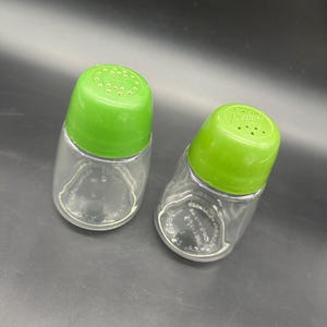 Vintage salières poivrières dessus de cuisinière articles ménagers fédéraux du milieu du siècle verre vert plastique des années 1960 cuisine rétro