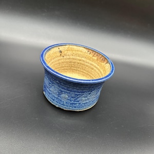 Art Pottery Planter Blaue Glasur Strukturmuster Handgefertigte Handwerker Teller