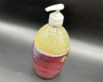 Distributeur de lotion pour savon Studio Art Pottery Silver Dollar City signé Drip Glaze bordeaux