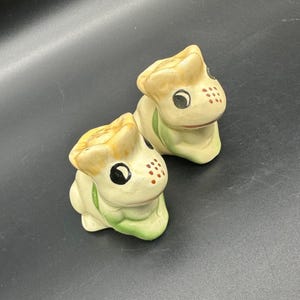 Vintage Frog Shakers Salt Pepper Kitschy Anthropomorphic Yellow Flowers Set