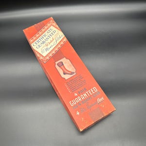 Caja de calcetines de hombre vacía vintage de los años 40 con publicidad roja, decoración de cartón retro
