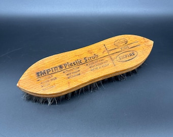 Cepillo de fregar de plástico Empire vintage con mango de madera, fabricado en EE. UU., herramienta de limpieza duradera.