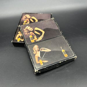 Baraja de cartas vintage de terciopelo negro de dos barajas de licor de los años 70, artículos de bar para sala de juegos.