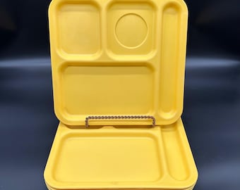 Bandejas de almuerzo de cafetería de estilo retro con platos divididos de Texas Ware USA de color amarillo