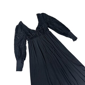 Robe longue noire vintage des années 1970 à lacets chiffons par Kressandra taille 7 manches longues gothique Halloween