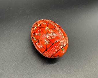 Drewniane pisanki ręcznie malowane sztuka ludowa pomarańczowy biały wiosenny wystrój geometryczny