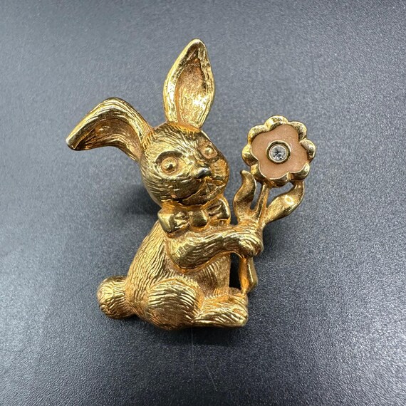 Vintage Brooch Pin Gold Tone Honey Bunny Rabbit Daisy… - Gem