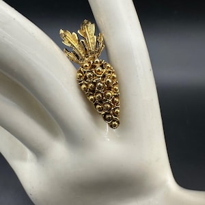 Vintage Carrot Brooch Pin Gold Toned Retro Jewelry Easter Vegetable Kitschy