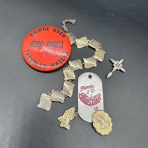 Lote de artículos de colección de joyería religiosa vintage: dijes de Jesucristo de la década de 1970.