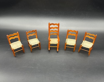 Sillas de casa de muñecas en miniatura vintage, mecedoras, muebles de madera retro, tal como están
