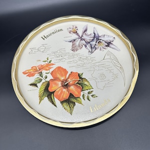 Bandeja con mapa de recuerdo de las islas hawaianas antiguas, flores tropicales, vajilla de los años 60, decoración para servir bebidas, estilo retro