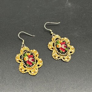 Pendientes colgantes vintage Hobe con bordado floral en tono dorado y perlas de imitación, flores negras y rosas.