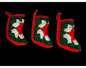Medias navideñas vintage hechas a mano de ganchillo pequeñas colgantes retro rojas y verdes